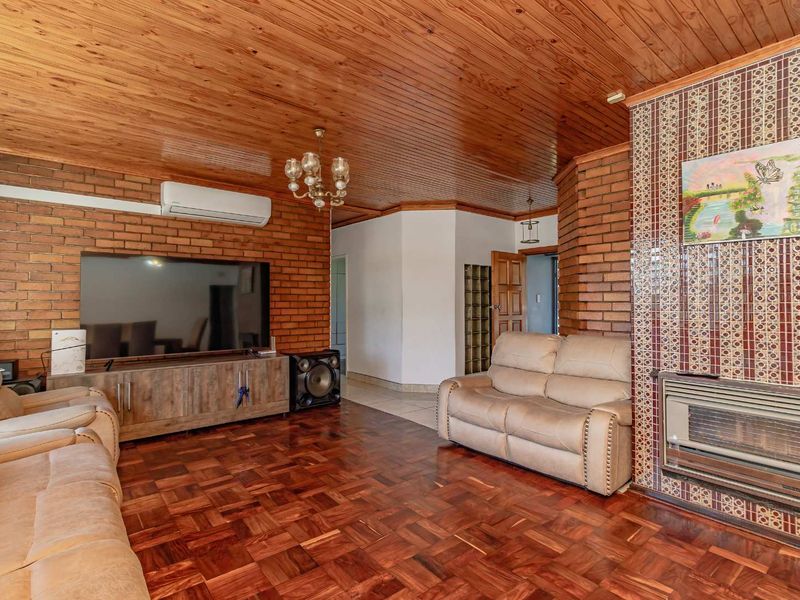 Gorgeous 5 Bedroom home - Photo 1