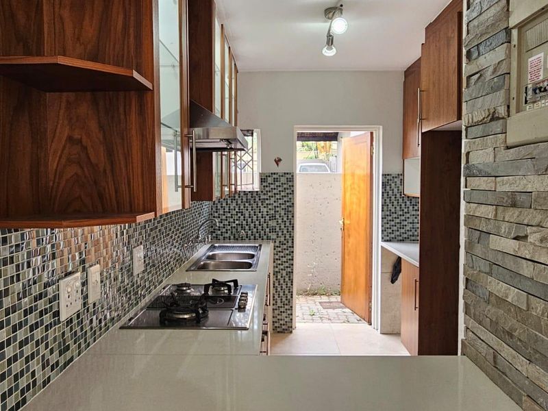 Modern Townhouse for Rent - Photo 3