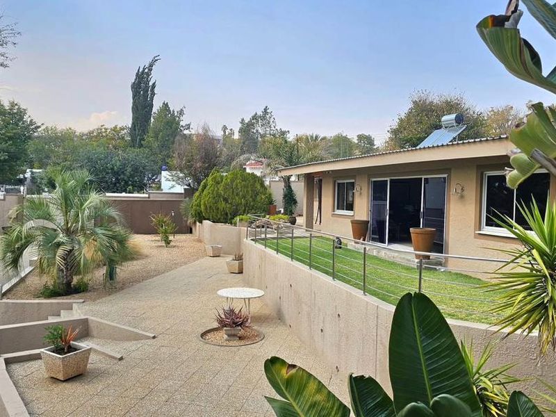 Executive Family Sanctuary in Prestigious Ludwigsdorf - Photo 2