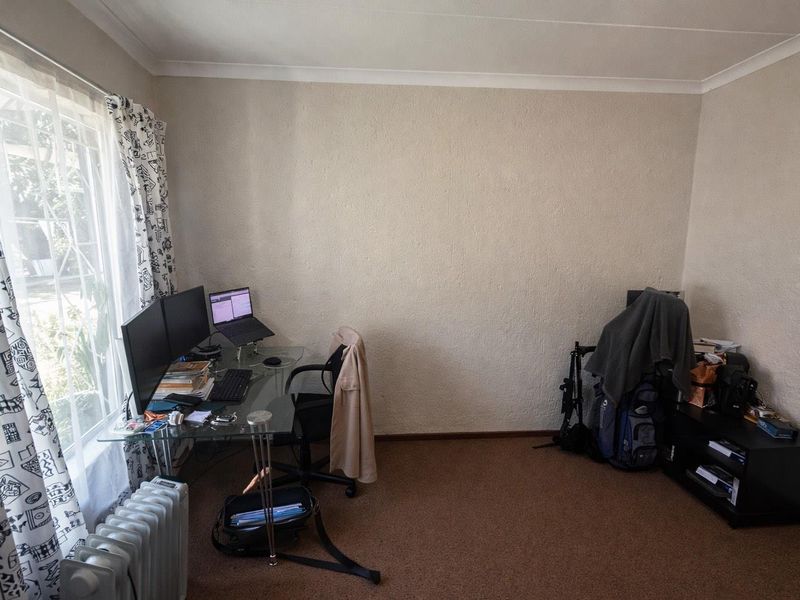 Front-Row Living Meets Private Luxury - Photo 8