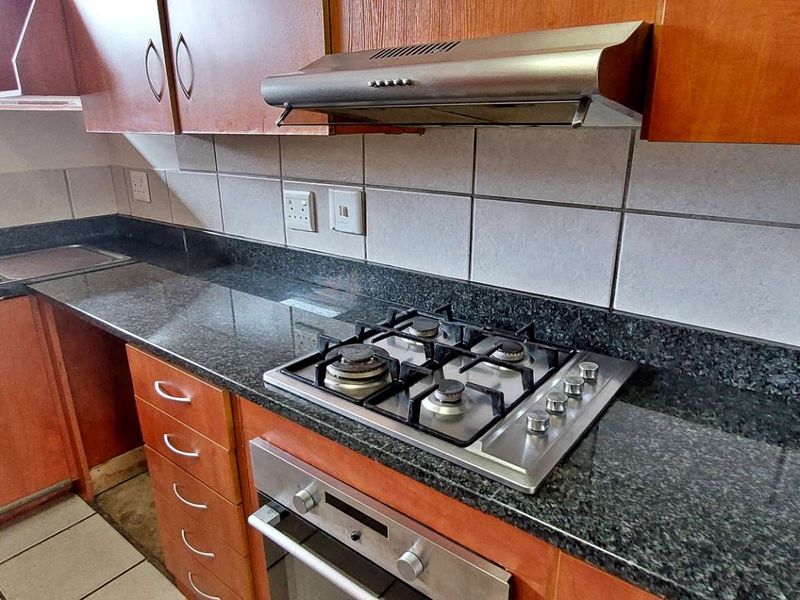 Modern Ground Floor Unit with Pet Friendly Private Garden - Photo 5