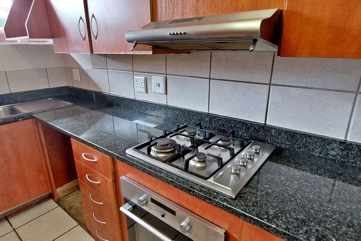 Modern Ground Floor Unit with Pet Friendly Private Garden - Photo 5