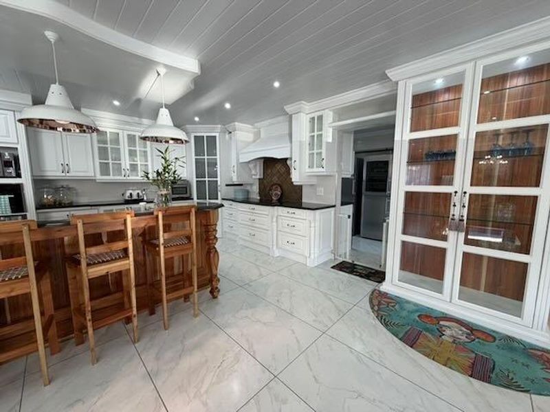 Elevated Coastal Estate Living with Sea Views, Versatile Accommodation and Exceptional Garaging - Photo 8