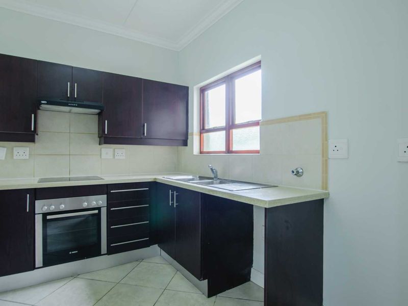 Modern Newly Renovated Ground-Floor Apartment in Tranquil Crowthorne Village with Country Living Charm - Photo 8