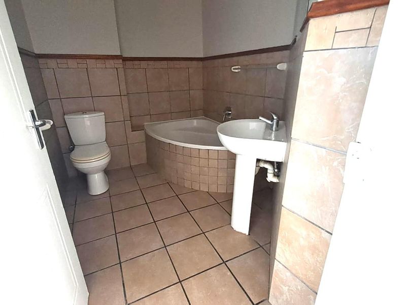 Sunny Spacious two bedroom first floor apartment - Photo 9