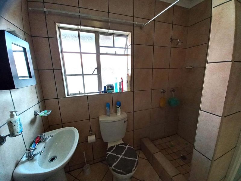 1 bedroom unit on first floor with great size balcony & play park, communal pool + 24 hour security - Photo 7