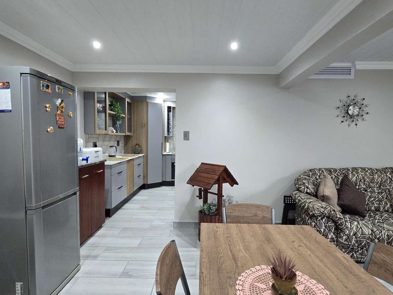 Refurbished Townhouse with bachelors flat - Photo 10
