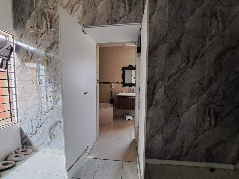 Schedule Your Viewing Today—Your Dream Home Awaits! - Photo 5