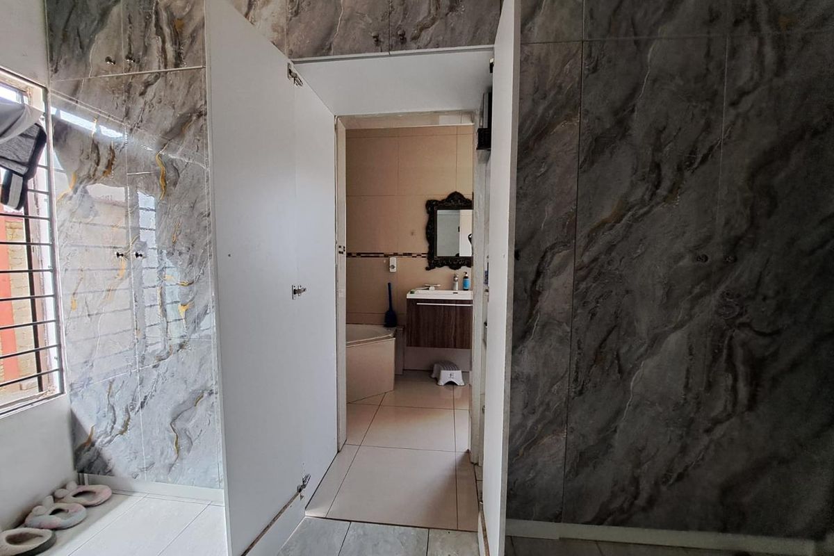 Schedule Your Viewing Today—Your Dream Home Awaits! - Photo 5