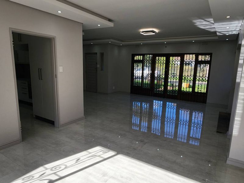 Just Renovated! Beautiful family home with garden flat. - Photo 6
