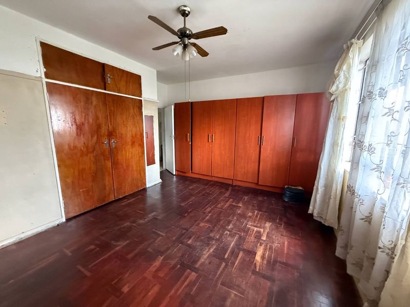 Ground Floor Comfort with Space and Security - Photo 5