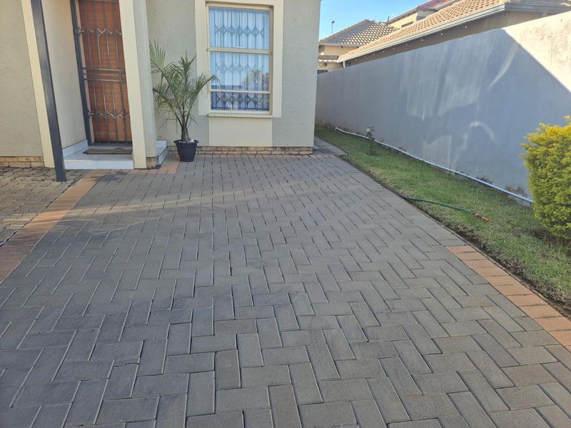 Clayville R 910 000- Beautiful Family Home - Photo 4