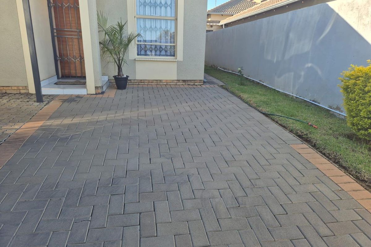 Clayville R 910 000- Beautiful Family Home - Photo 4