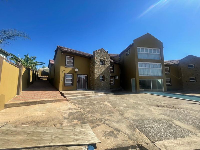 FOR SALE- HOUSE WITH 8 BEDROOMS IN OLYMPIA , WINDHOEK, NAMIBIA, IDEAL FOR EMBASSIES - Photo 10