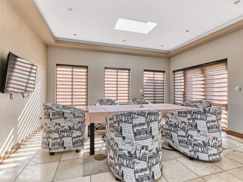 "Entertainer's Dream: Luxury Home in St. Andrews Estate" - Photo 6