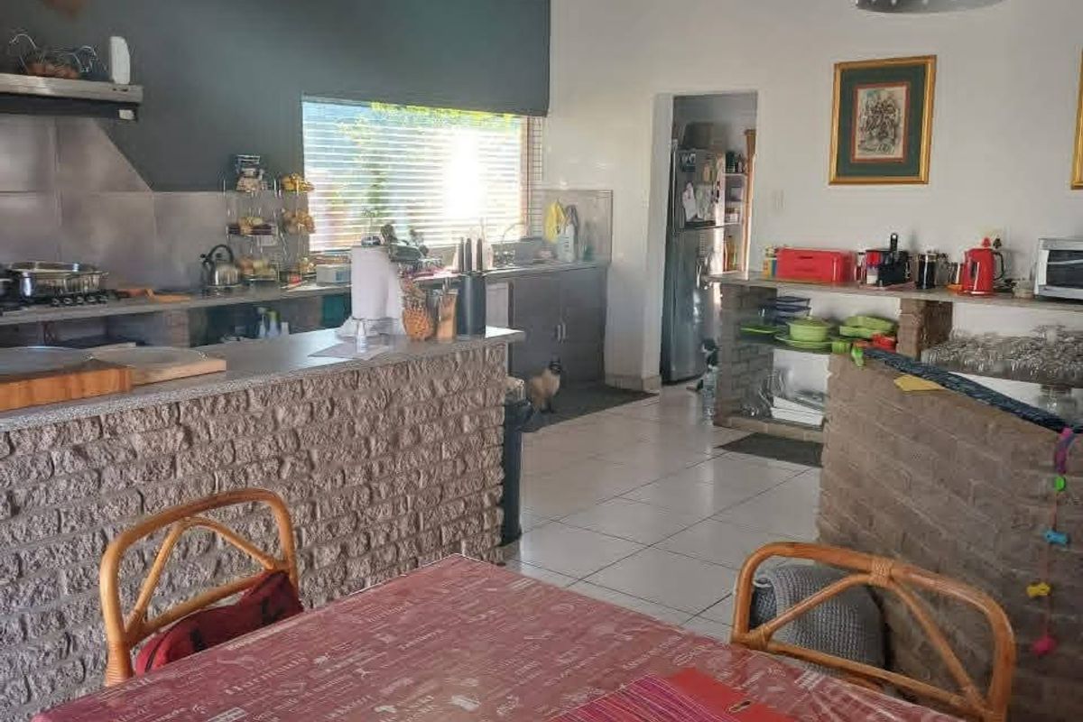 Step into this well-maintained, open and welcoming family home, perfectly positioned in a central and sought-after area of town. - Photo 5