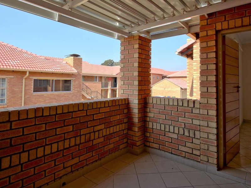 Prime Location! Modern Apartment with 24/7 Security! - Photo 9
