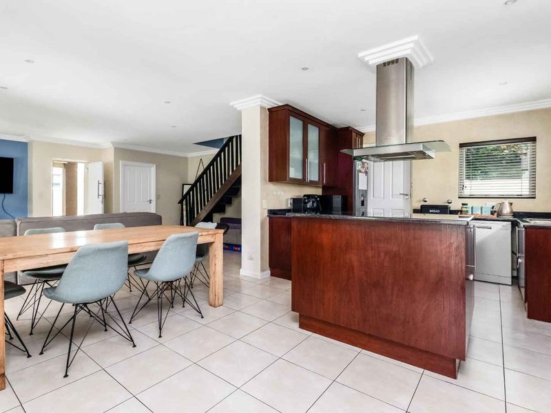 THE PERFECT FAMILY AND ENTERTAINERS HOME IN A SECURE LIFESTYLE ESTATE - Photo 8