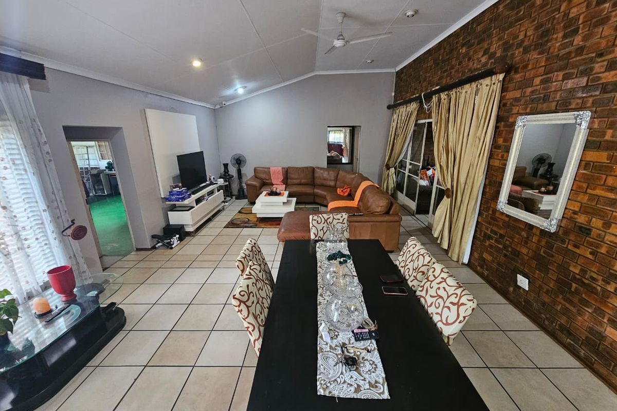 Stunning 4-Bedroom Family Home with Entertainment Paradise & Pool - Photo 3