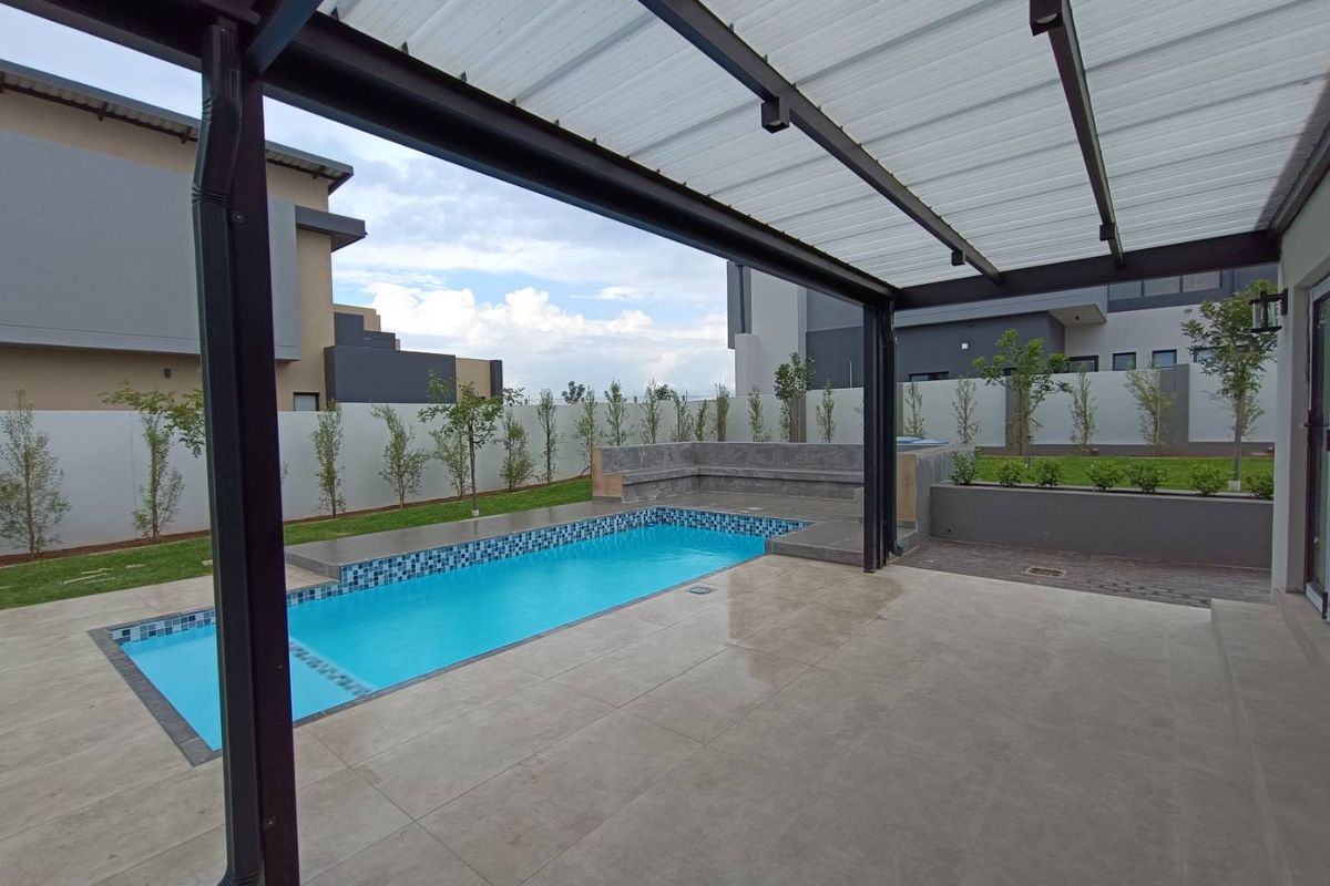 MIDSTREAM HEIGHTS - 5 BEDROOM HOUSE WITH 6 ENTERTAINING AREAS - Photo 4