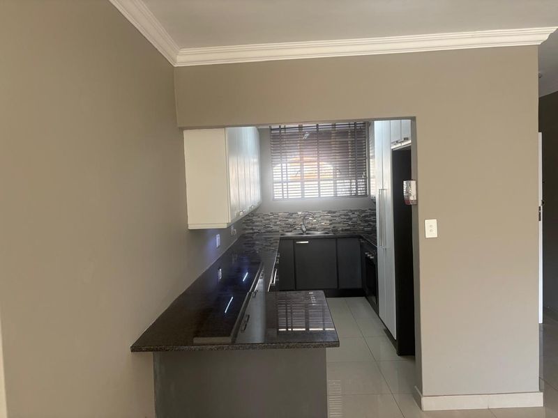 Your Dream 2-Bed Home Close to Shopping, Dining & Business Hubs - Photo 7