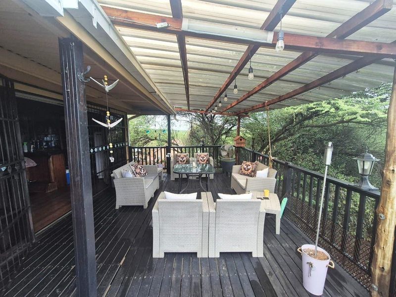 Charming Artistic Retreat with Exceptional Outdoor Entertainment Spaces - Photo 3