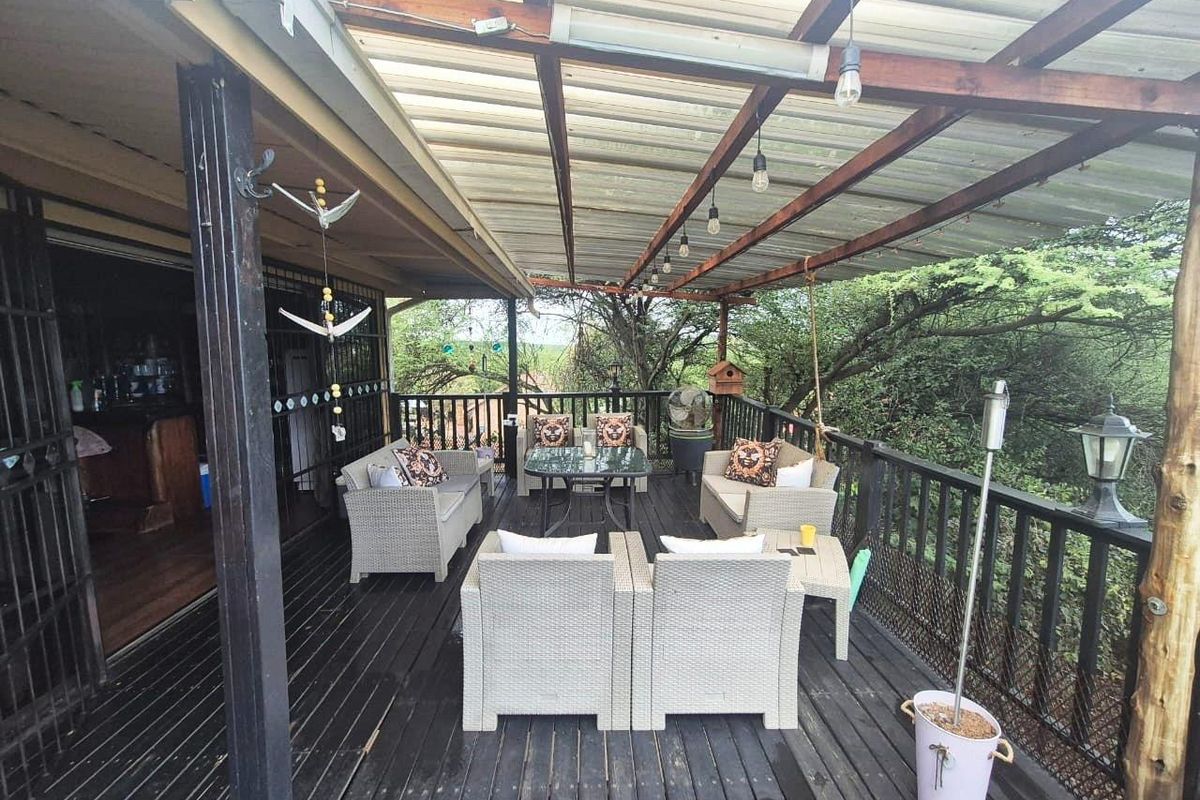 Charming Artistic Retreat with Exceptional Outdoor Entertainment Spaces - Photo 3