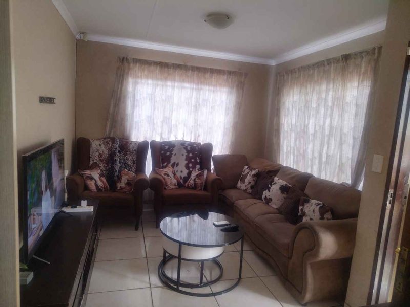 3 bedrooms house to rent in Soshanguve VV - Photo 3