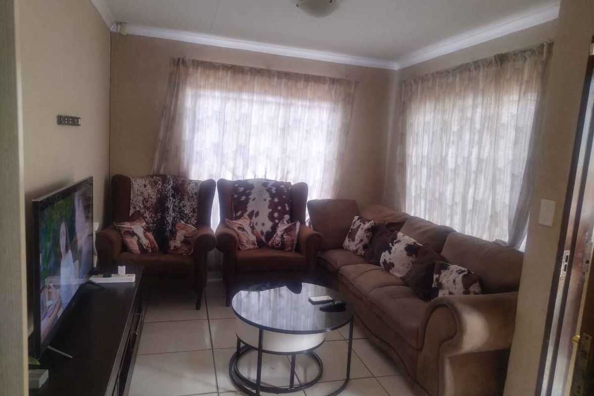 3 bedrooms house to rent in Soshanguve VV - Photo 3