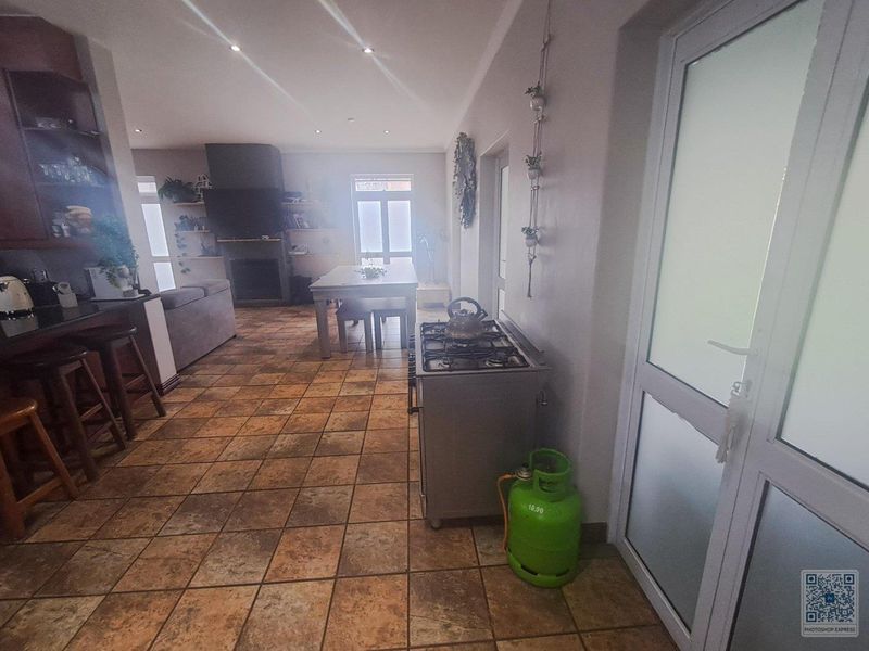 4 Bedroom House In Glen Erasmia Estate Ext 7 Kempton Park - Photo 6
