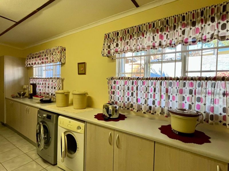 Luxury Family Home for Sale in Okahandja | 3 Bedroom Entertainer’s Dream - Photo 10