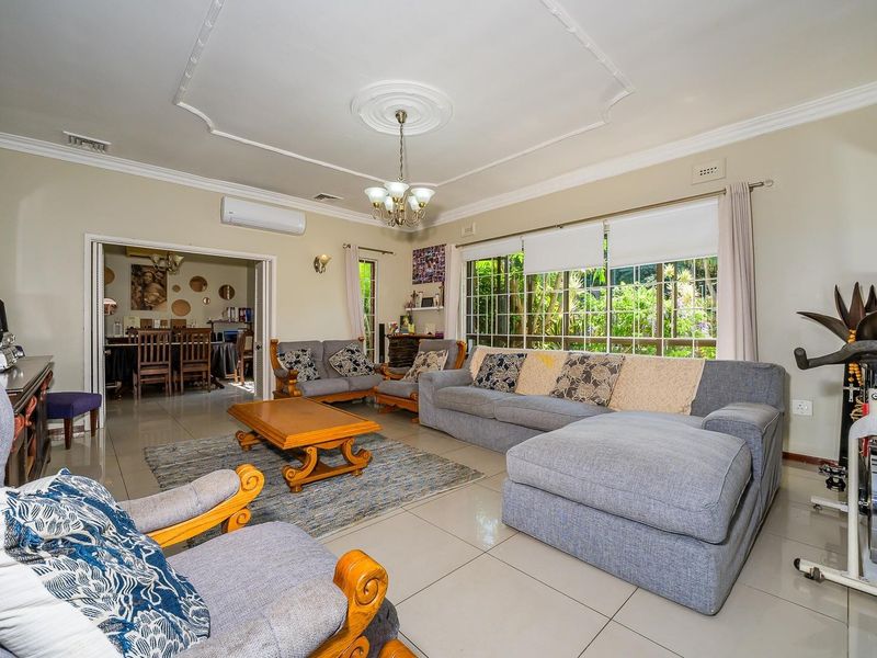 Elegant family Home with a spacious poolside Entertainment and a Private Granny Cottage - Photo 8