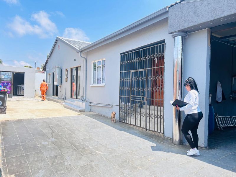 LUCRUTIVE BUSINESS WITH 12 UNITS AND A LAUNDRY!! - Photo 4