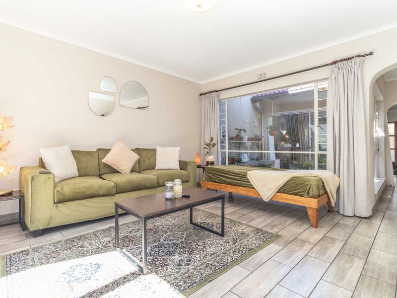 Spacious and Sunny Town house in sought after area of Gallo Manor - Photo 2