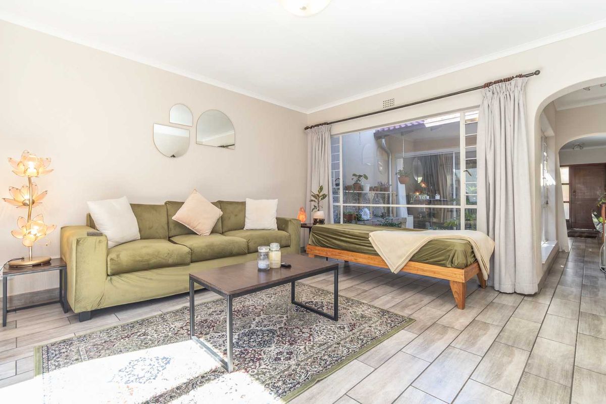Spacious and Sunny Town house in sought after area of Gallo Manor - Photo 2