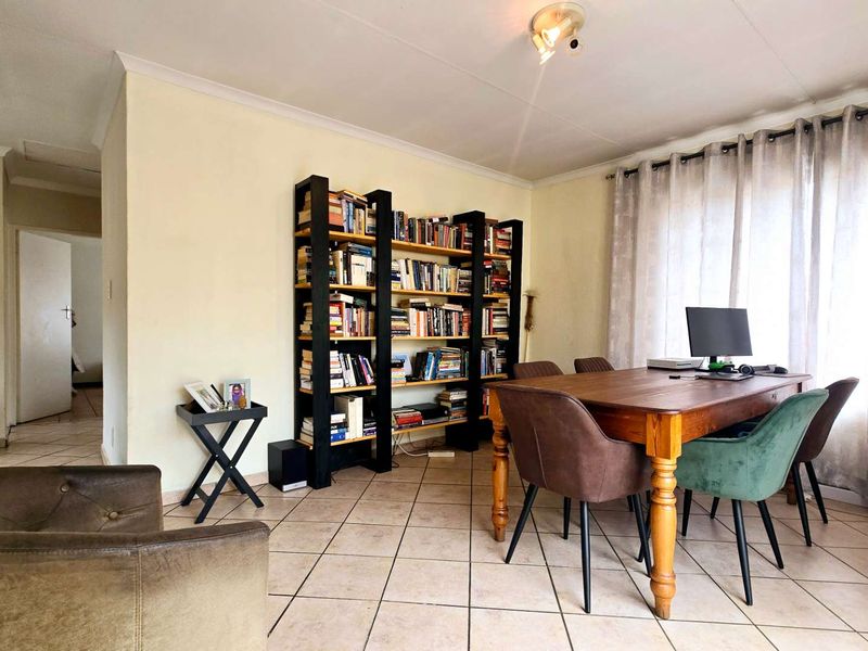 First Floor Apartment in a Security Complex - Photo 2