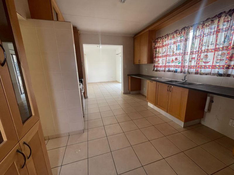 Secure Garden Cottage with Fireplace & Double Motorised Garage - Photo 2