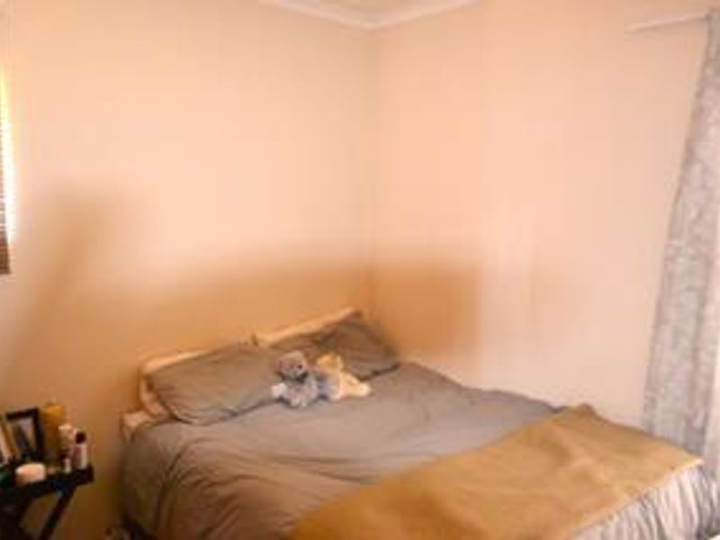 Spacious 2 Bedroom unit with huge private garden - Photo 5