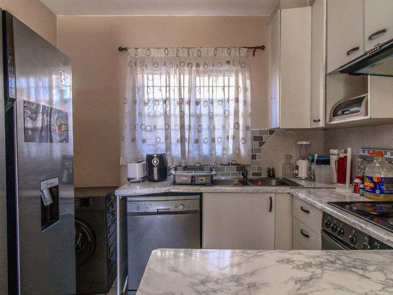 **Charming 2-Bedroom Ground Floor Apartment for Sale in Mondeor** - Photo 3