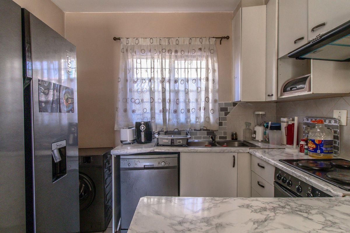 **Charming 2-Bedroom Ground Floor Apartment for Sale in Mondeor** - Photo 3