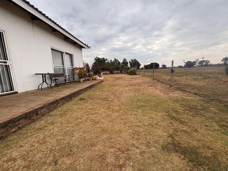 Prime 4.5-Hectare Property Featuring Main House, Cottage & Development Potential - Photo 5