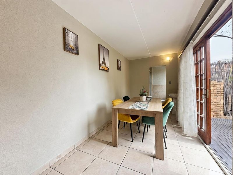 GORGEOUS PRIVATE AND SECURE HOME IN PEMBROOK FOR RENT - Photo 6