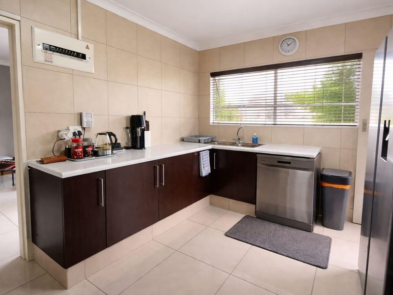 Modern Family Home with Entertainment Area & Pool in Prime Verwoerdpark Location - Photo 8