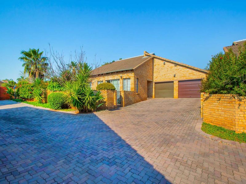 Private Corner Unit in Gated Honeydew Estate – Secure & Spacious! - Photo 1