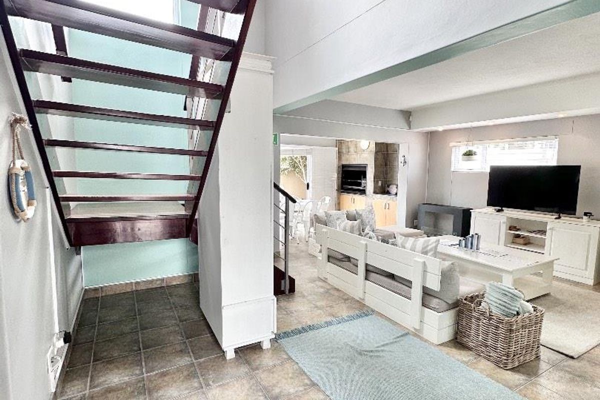 EXCLUSIVE WATERFRONT TOWNHOUSE - IDEAL HOME OR HOLIDAY ESCAPE - Photo 2