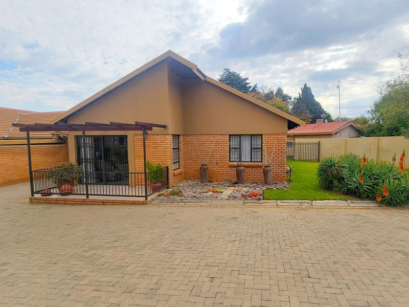 Retirement Lifestyle Living – 2 Bedroom Townhouse in Sought-After Langenhovenpark - Photo 4