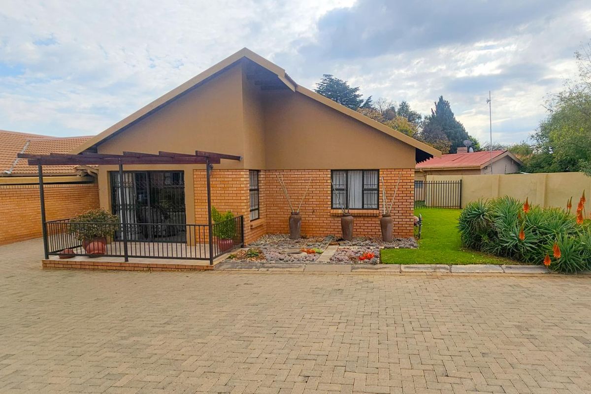 Retirement Lifestyle Living – 2 Bedroom Townhouse in Sought-After Langenhovenpark - Photo 4