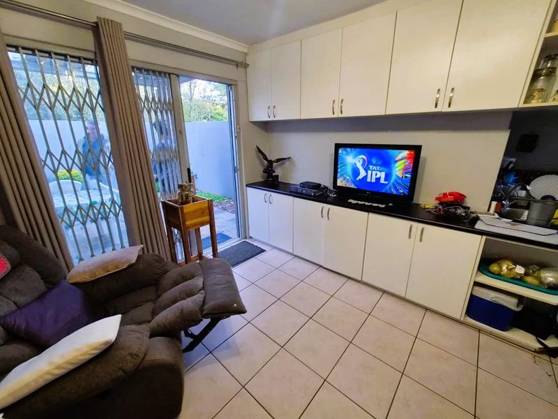 Charming Lock-Up-and-Go Garden Cottage in Rietondale - Photo 6