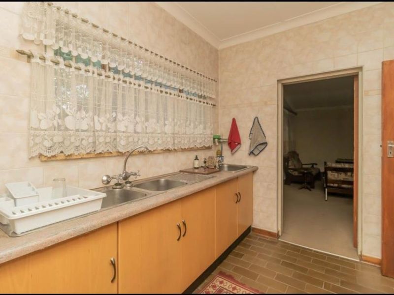 5 Bedroom House For Sale - Photo 7