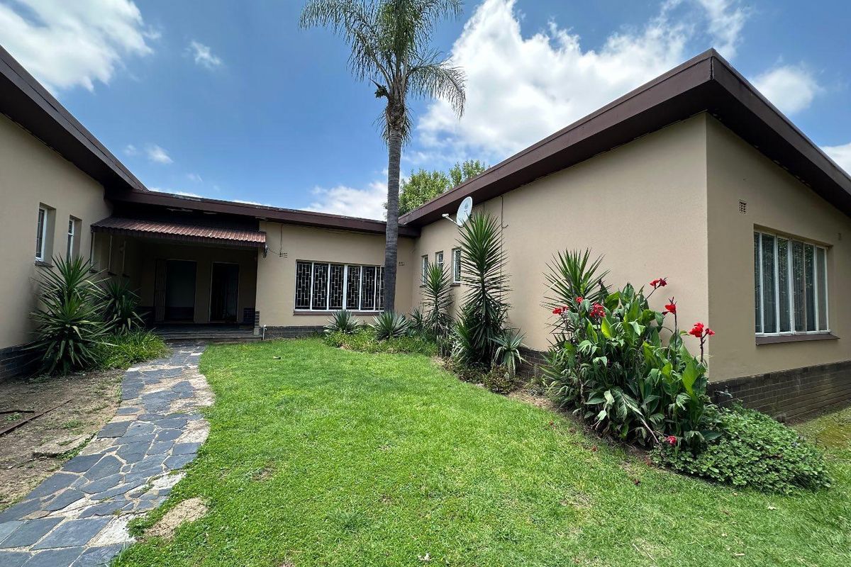 6 Bedroom home for sale - Photo 2